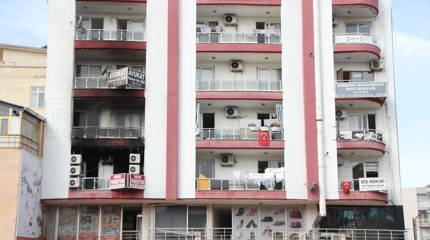 Antalya'da 5 katlı apartmanda yangın! 3 kişi dumandan etkilendi