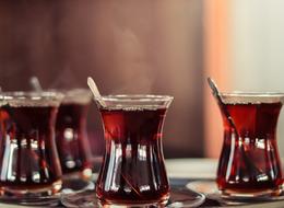 'Tavşan kanı çay' için bunu yaptılar! İçine katılanlar mide bulandırdı, meğer daha demli görünsün diye...