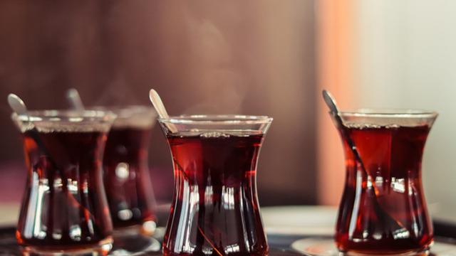 'Tavşan kanı çay' için bunu yaptılar! İçine katılanlar mide bulandırdı, meğer daha demli görünsün diye...