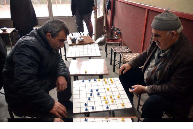 Bu &ccedil;ay ocağında sadece satran&ccedil; ve dama oynanıyor 2