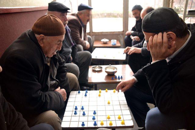 Bu &ccedil;ay ocağında sadece satran&ccedil; ve dama oynanıyor 3