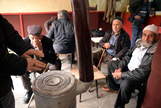 Bu &ccedil;ay ocağında sadece satran&ccedil; ve dama oynanıyor 4