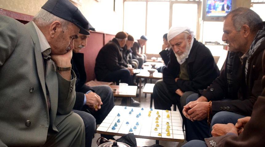 Bu &ccedil;ay ocağında sadece satran&ccedil; ve dama oynanıyor