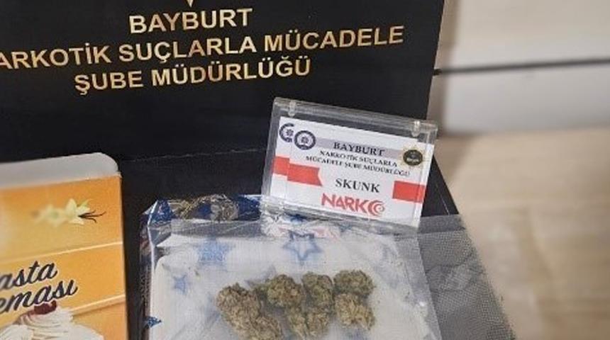 Kargoyla gönderdiler! Uyuşturucu madde pasta kreması kutusundan çıktı