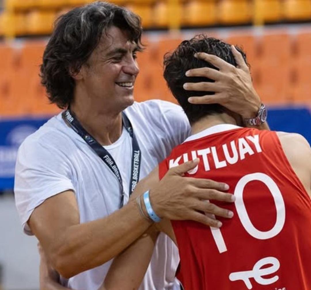 Real Madrid e transfer olmuştu! Demet Şener oğlu Ömer Kutluay ı paylaştı!   Babasının kopyası   4