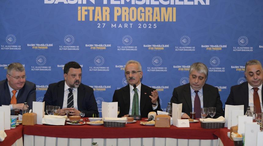 SON DAKİKA | Sosyal medyaya yaş sınırı mı geliyor? Bakan Uraloğlu: 13 yaş altına yasak olsun!