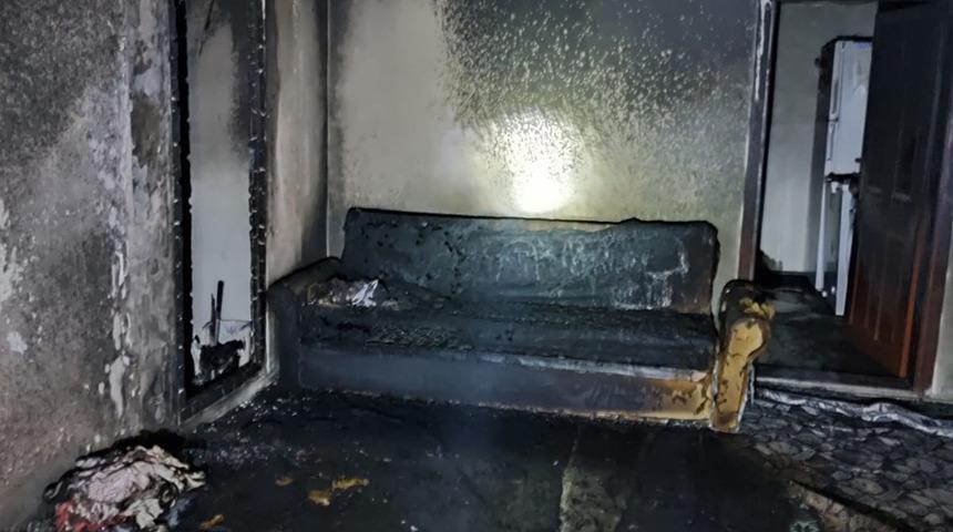 Misafirliğe gittiği evde çıkan yangın sırasında kalp krizinden öldü! Alevleri söndürmeye gelen iki kişi de yaralandı...