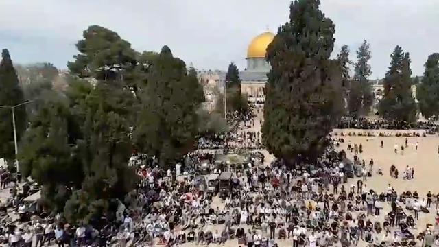 Ramazan ayının son cuma namazı Mescid-i Aksa'da kılındı