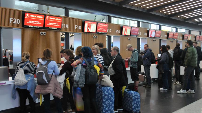Bayram tatili için havalimanlarında uzun kuyruklar! İstanbul ve Sabiha Gökçen havalimanlarında yoğunluk...