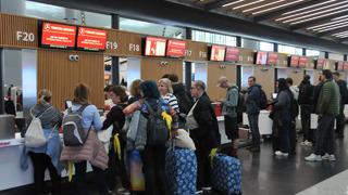 Bayram tatili için havalimanlarında uzun kuyruklar! İstanbul ve Sabiha Gökçen havalimanlarında yoğunluk...