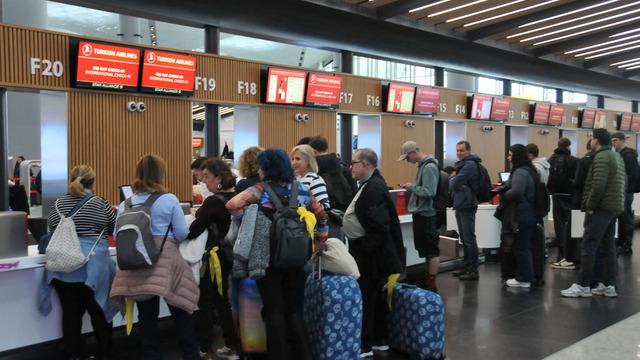 Bayram tatili için havalimanlarında uzun kuyruklar! İstanbul ve Sabiha Gökçen havalimanlarında yoğunluk...