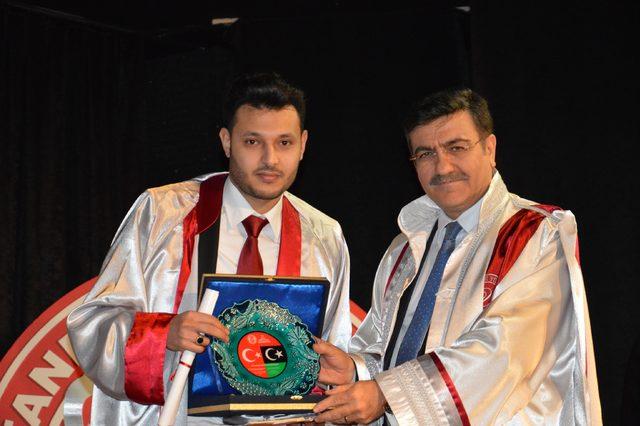 Libyalı öğrencilerin mezuniyet sevinci
