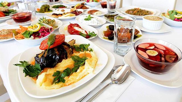 Ramazan Bayramı'nda sağlıklı beslenme için uzmandan altın değerinde öneriler: Gastrit, kabızlık, şişkinlik yaşamamak için dikkat edin