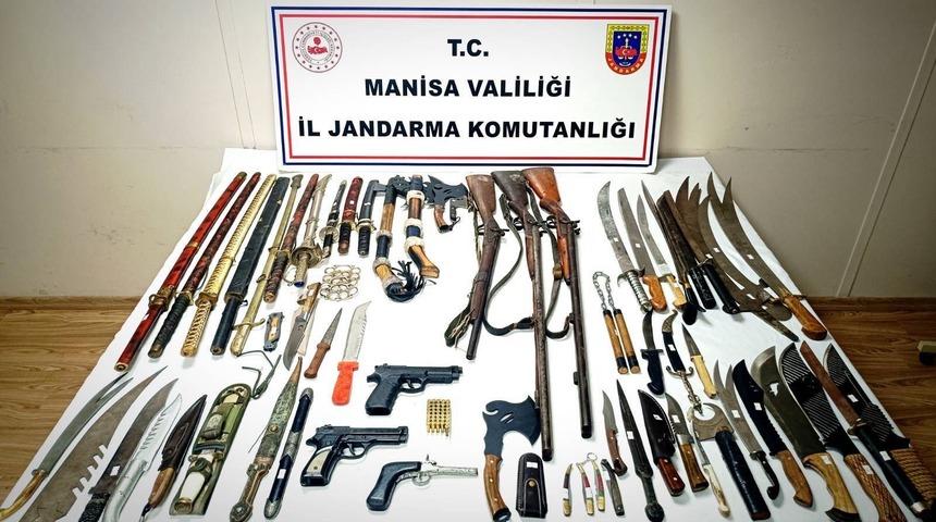 Manisa'da ruhsatsız silah operasyonu! 16 ruhsatsız tabanca, 15 kılıç, 8 bıçak, 5 balta ve 11 hançer ele geçirildi