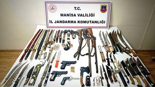 Manisa'da ruhsatsız silah operasyonu! 16 ruhsatsız tabanca, 15 kılıç, 8 bıçak, 5 balta ve 11 hançer ele geçirildi