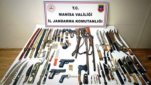 Manisa'da ruhsatsız silah operasyonu! 16 ruhsatsız tabanca, 15 kılıç, 8 bıçak, 5 balta ve 11 hançer ele geçirildi