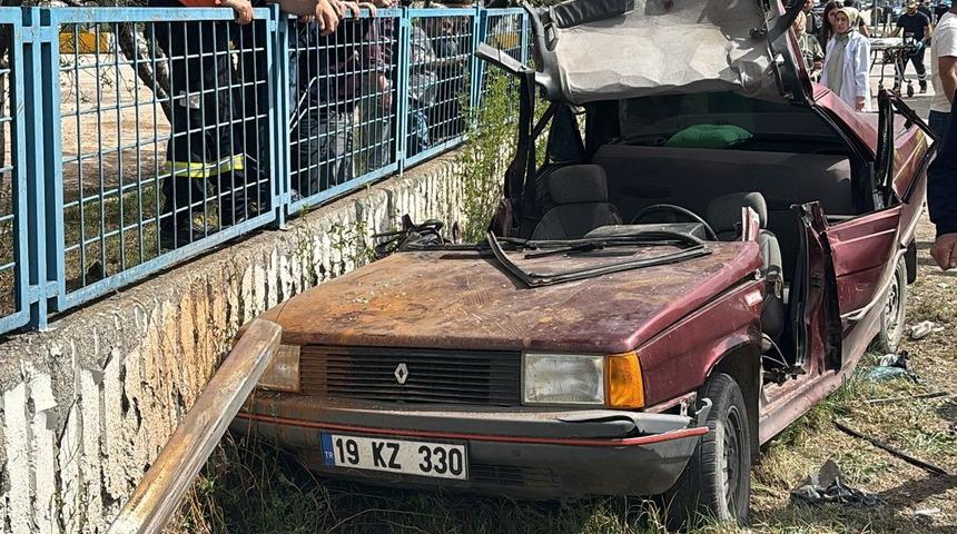 Amasya’da korkunç kaza! Otomobil reklam panosuna çarptı: 5 kişi yaralandı