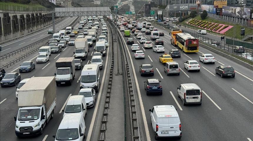 İstanbul'da göç başladı: Bayram öncesi trafik durma noktasına geldi! THY'den 395 ek sefer