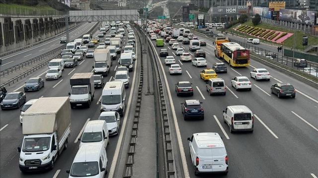 İstanbul'da göç başladı: Bayram öncesi trafik durma noktasına geldi! THY'den 395 ek sefer