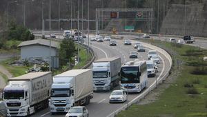 Bayram trafiği başladı! 9 g&uuml;nl&uuml;k tatili sebebiyle yollar doldu taştı... Bolu Dağı ge&ccedil;işinde yoğunluk yaşandı