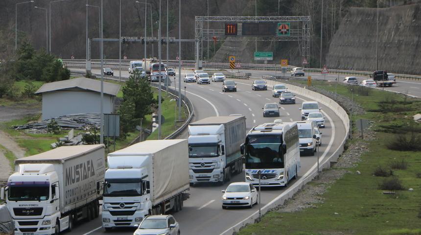 Bayram trafiği başladı! 9 günlük tatili sebebiyle yollar doldu taştı... Bolu Dağı geçişinde yoğunluk yaşandı