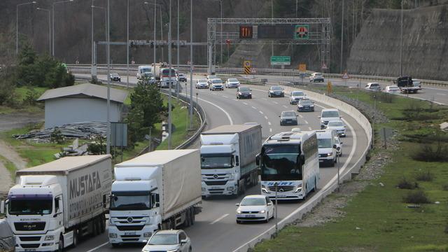 Bayram trafiği başladı! 9 günlük tatili sebebiyle yollar doldu taştı... Bolu Dağı geçişinde yoğunluk yaşandı