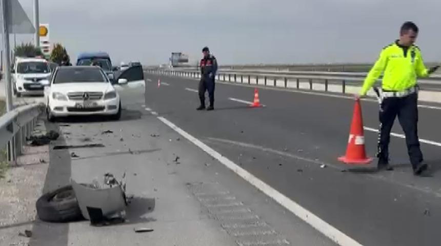Aksaray&rsquo;da &ccedil;arpışan otomobillerden birinin tekeri koptu: 3 yaralı