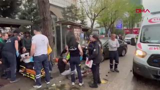 Bursa'da otomobil, otobüs durağına daldı! 6 yaralı var, 2'sinin durumu kritik