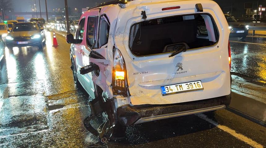 İstanbul - Avcılar D-100'de kamyonetin çarptığı hafif ticari araç yan yola geçti: 1 yaralı