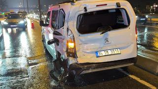 İstanbul - Avcılar D-100'de kamyonetin çarptığı hafif ticari araç yan yola geçti: 1 yaralı