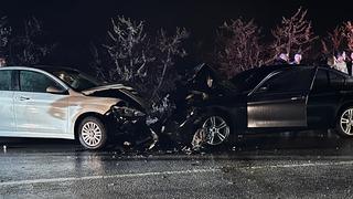 Bursa'da iki otomobil kafa kafaya çarpıştı: 1'i ağır 5 kişi yaralandı