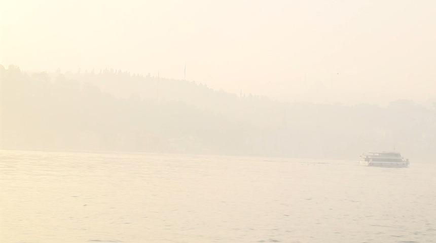 Göz gözü görmüyor... Görüş mesafesi düştükçe düştü! İstanbul Boğazı'nda sis etkili oluyor