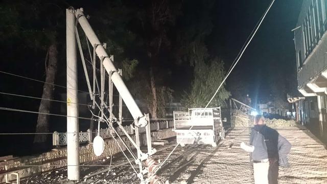 Fırtına ağaçları devirdi, elektrik direklerini kırdı