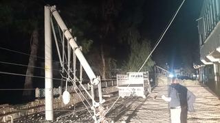 Fırtına ağaçları devirdi, elektrik direklerini kırdı