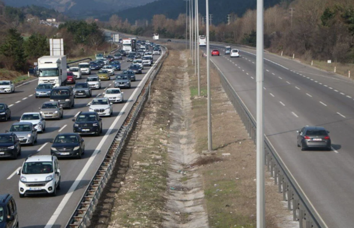 Bayram göçü başladı: Otoyolların kesişim noktasında trafik durdu G1