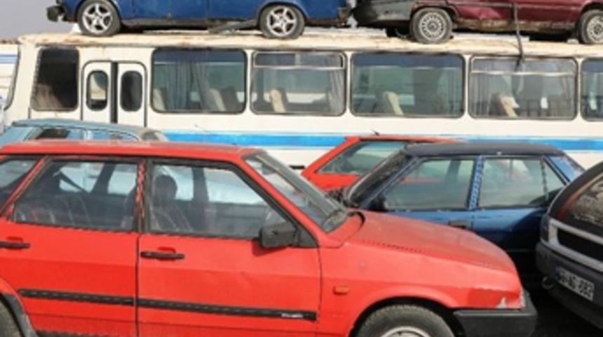 Servet değerindeki araçlar otoparkta çürüyor