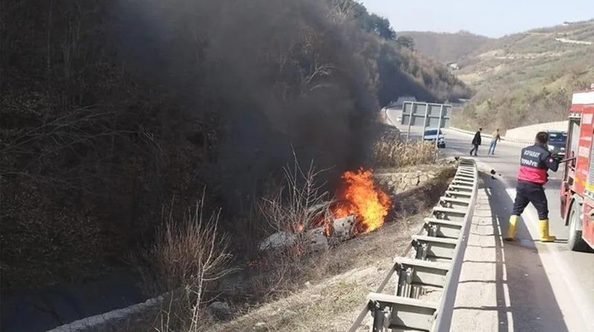 Sinop’ta kaza yapan araç alev aldı