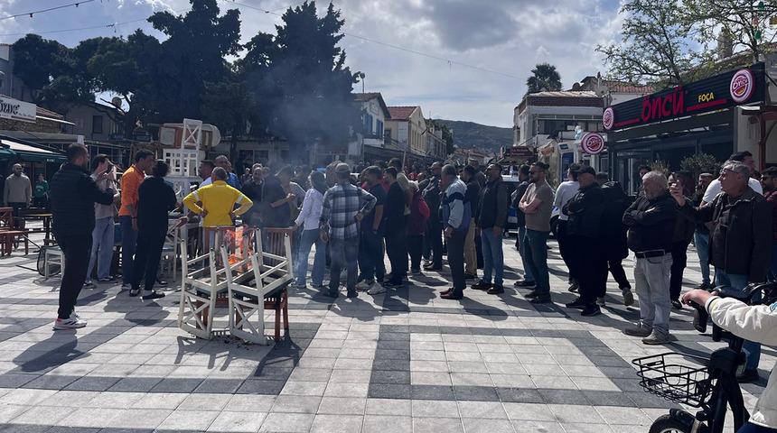 Belediye başkanını böyle protesto ettiler! Esnaf, masa ve sandalye yaktı