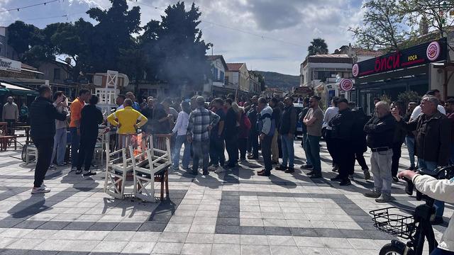 Belediye başkanını böyle protesto ettiler! Esnaf, masa ve sandalye yaktı