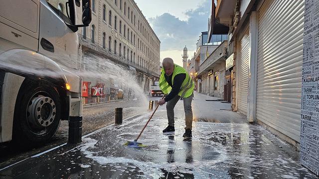 Mardin'de bayram öncesi caddeler köpük ve tazyikli suyla yıkandı