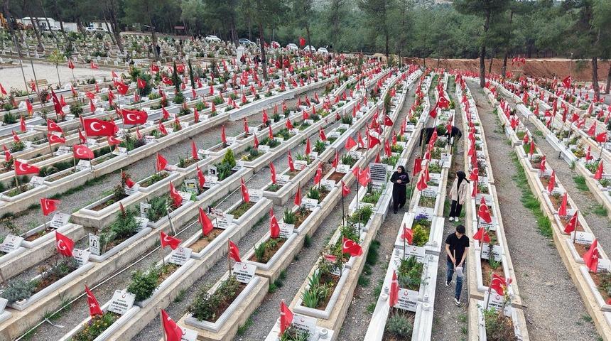 Kahramanmaraş'ta deprem şehitleri mezarlığında genel temizlik yapıldı