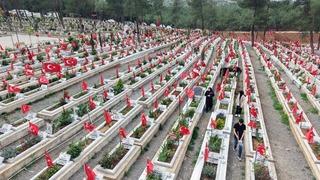 Kahramanmaraş'ta deprem şehitleri mezarlığında genel temizlik yapıldı