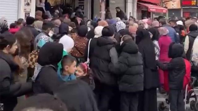 Mahalleli birlik olup 390 ihtiyaç sahibi çocuğa bayram alışverişi yaptı