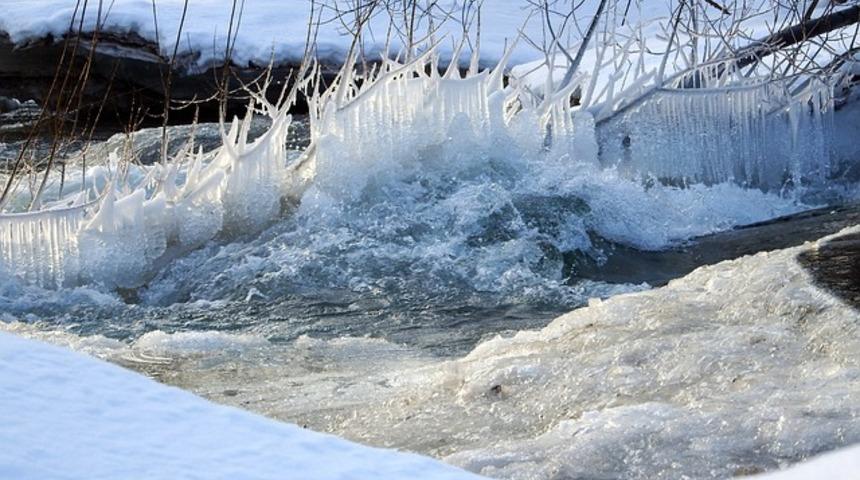 Daha yağarken donuyor! Kanada'da yağan yağmurun havada buzlaşması sonucu ölüm saçıyor...