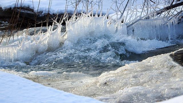 Daha yağarken donuyor! Kanada'da yağan yağmurun havada buzlaşması sonucu ölüm saçıyor...