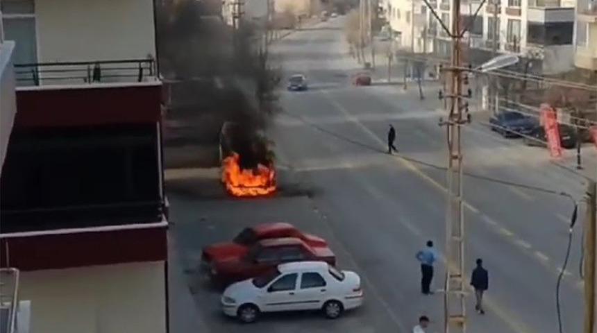 Park halindeyken alev alev yanan öğrenci servisi kullanılamaz hale geldi