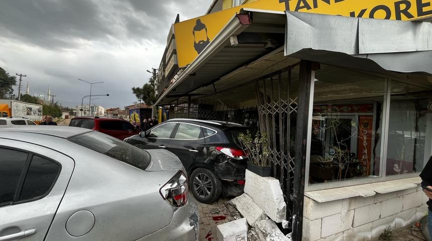 Hakimiyeti kaybeden sürücü araca çarptı, araç işyerine girdi