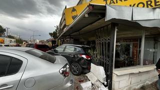 Hakimiyeti kaybeden sürücü araca çarptı, araç işyerine girdi