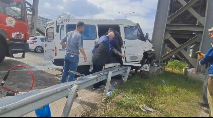 Samsun'da feci kaza! Minibüs üst geçidin direğine çarptı: 7 yaralı