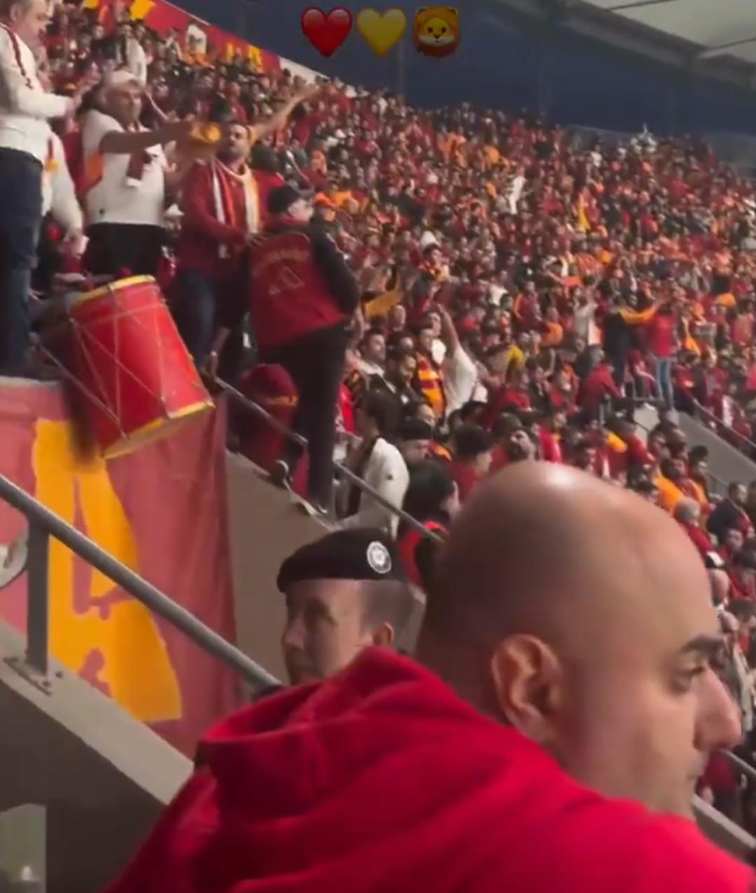 Beşiktaş-Galatasaray derbisi öncesi tribünlerde herkesi şaşırtan görüntü! Görenler dönüp bir daha baktı 1